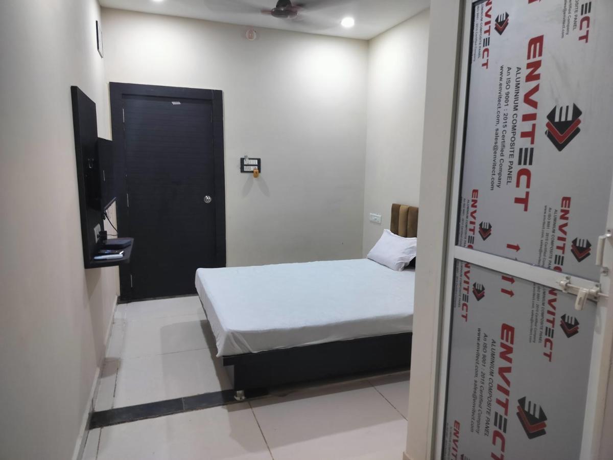 Satkar Home Stay Uddzsaín Kültér fotó
